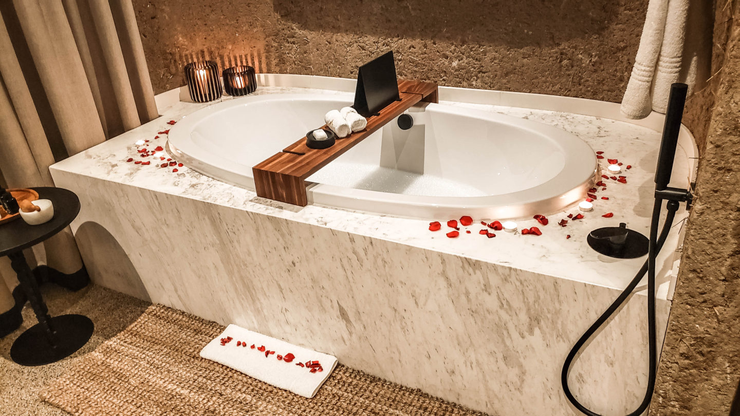 romantic bath, honeymoon, romantic bathtub, candles and rose petals
